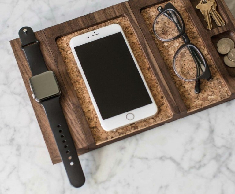 mobilná telefónna nabíjacia stanica skladný orech korkový materiál elegantný úložný priestor hodiny hodiny