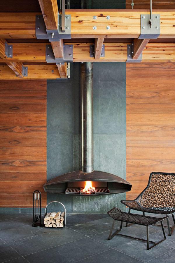 Kovová stolička s dreveným nástenným panelom s krbom