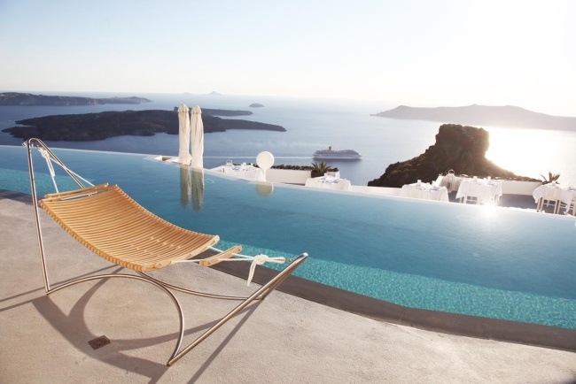 Moderná hojdacia sieť s kovovým rámom a dreveným ležadlom dizajnérska hojdacia sieť kovový rám seora drevo plocha na opaľovanie bazén