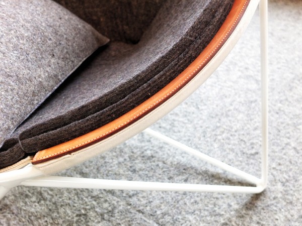 Kovový rám, koža, bavlnené vankúše