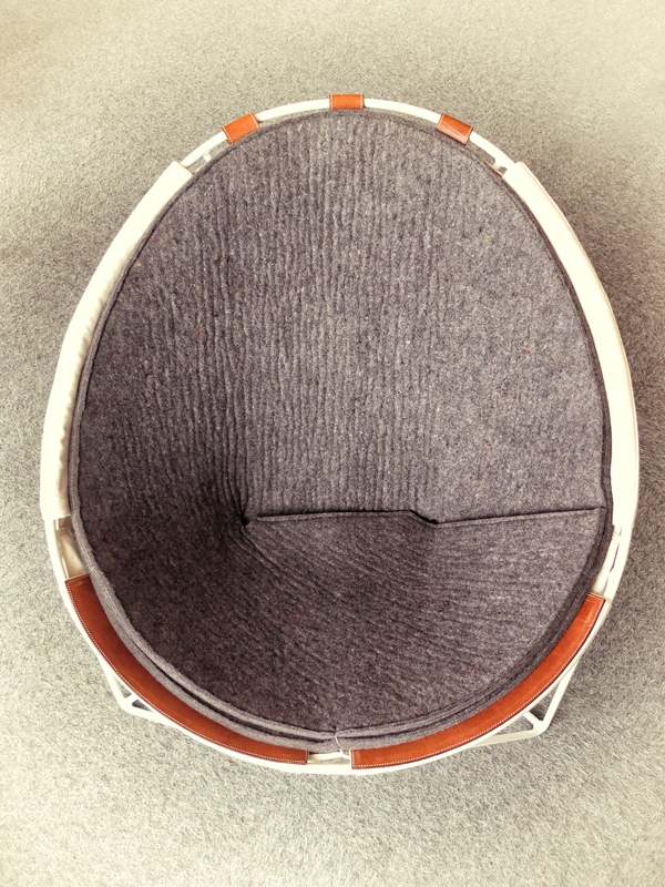 Závesná stolička z bavlny s pohľadom zhora s kovovým rámom