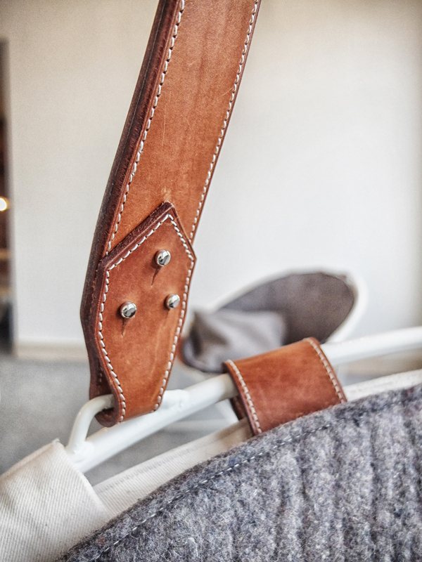 Lnadhausstil zariadenie hotela závesné kreslo opasok koža