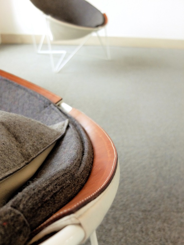 ergonomický tvar kože sivohnedej farby