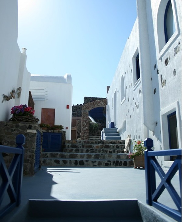 hotelový dizajn v exteriérových apartmánoch santorini astrate suites