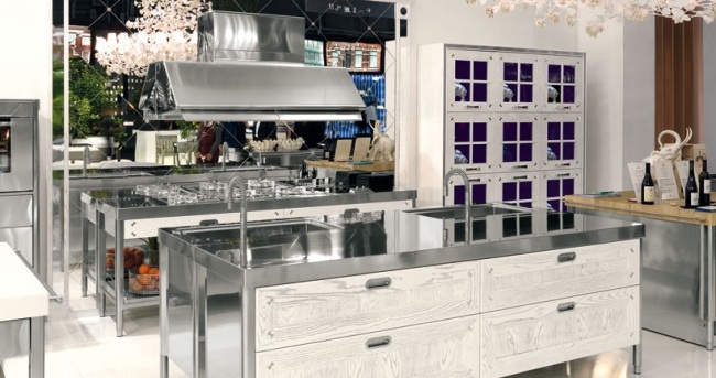 Povrchová úprava kuchynskej linky z nerezovej ocele Kuchynská linka z nehrdzavejúcej ocele s povrchovou úpravou v talianskom prevedení