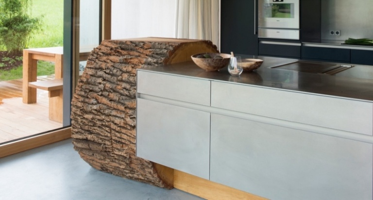 stolárska kuchyňa-moderná-voľne-plávajúca-pracovná plocha-nerez-kmeň-stromu-drsný-povrch