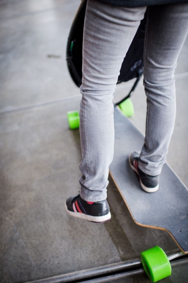 Kombinovaný kočík s dlhýmboardom, zelené kolieska Kombinovaný kočík longboard s dizajnom zelených kolies moderný