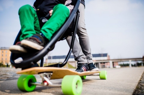 Longboardový kočík moderného inovatívneho dizajnu Longboardový kočík s moderným inovatívnym dizajnom kolies