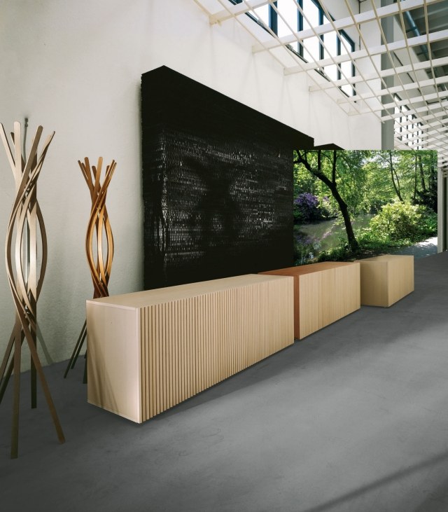 značkový stojan na šaty klenutý bukový drevený tancujúci kvetinový roh