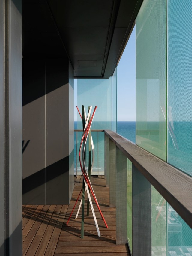 vešiak na oblúky zakrivené bukové drevo elegantný tvar červená čierna