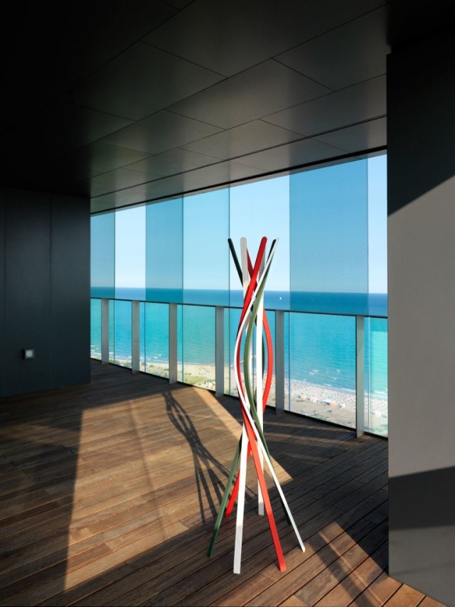 stojan na oblečenie drevo twist horm oko pútavý priestor