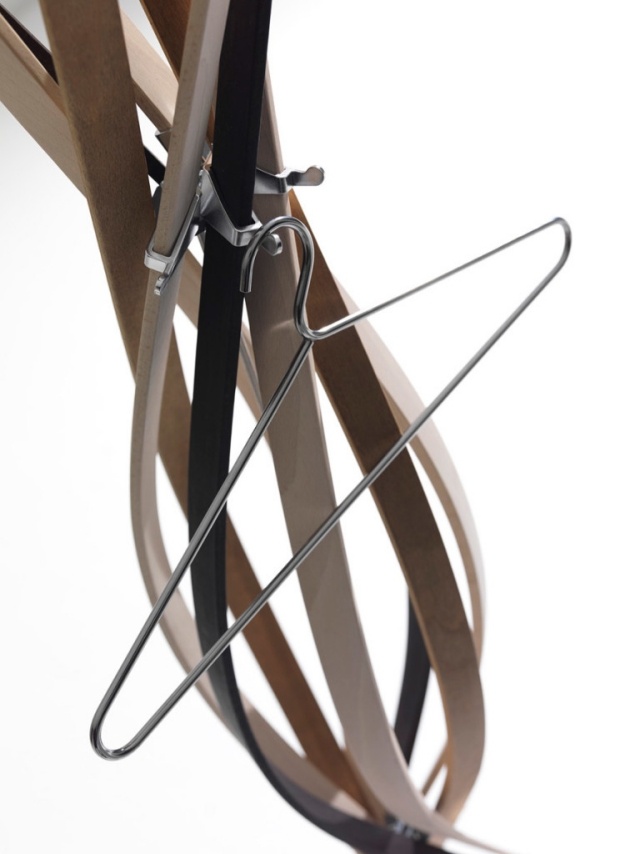 vešiak na značkové oblečenie vešiak na šaty z bukového dreva oceľový háčik