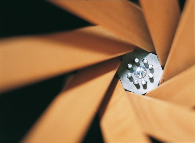 moderný stojan na oblečenie prvky z bukového dreva horm