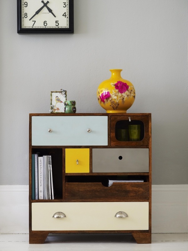 Drevená komoda Oliver Bonas farbila zásuvky inak Drevená komoda Oliver Bonas rôznych farieb