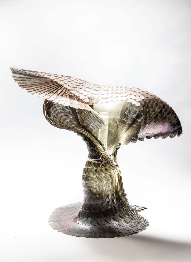 Lampa Enso v modernom dizajne s pávými lesklými efektmi