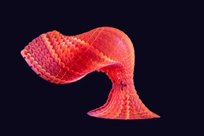 Flexibilné červené svietidlo podobné dizajnu štruktúry tkaniny