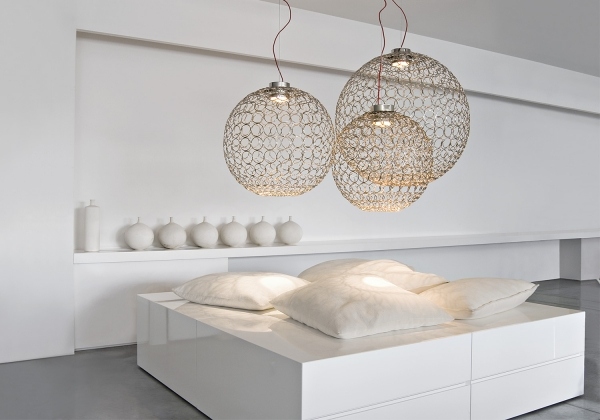 Svietidlá navrhujú moderný interiér v bielej farbe