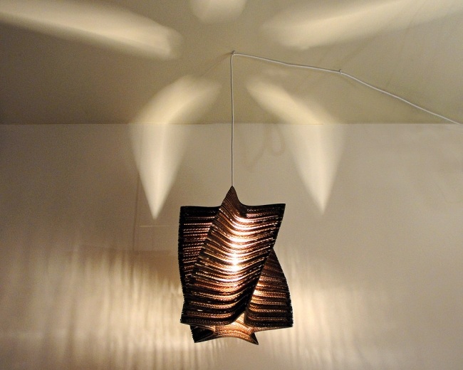 lustrové svetlá z papierového kartónu lustrové papierové kartónové svetlá v prevedení sivé nohavice