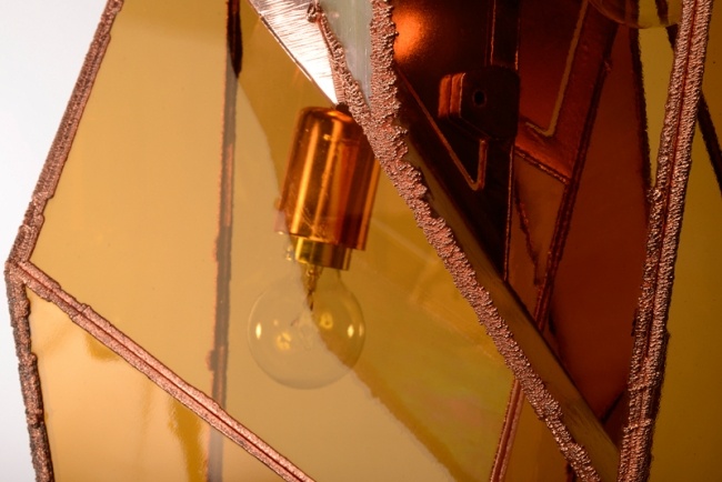 Stojanová lampa z moderného dizajnu z farebného skla a medi