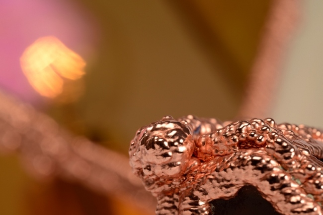 Vyvinutý revolučný proces na povrchu pokrytom meďou