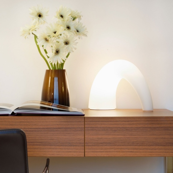 svetlá design by fontana arte stojacia lampa ohnutá