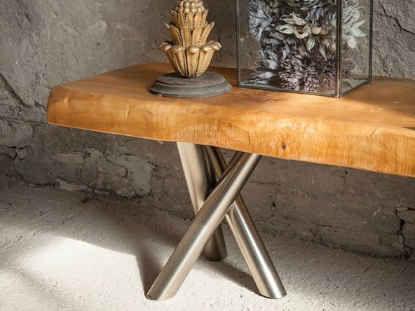 lavica dizajn kovové nohy kmeň stromu postavený