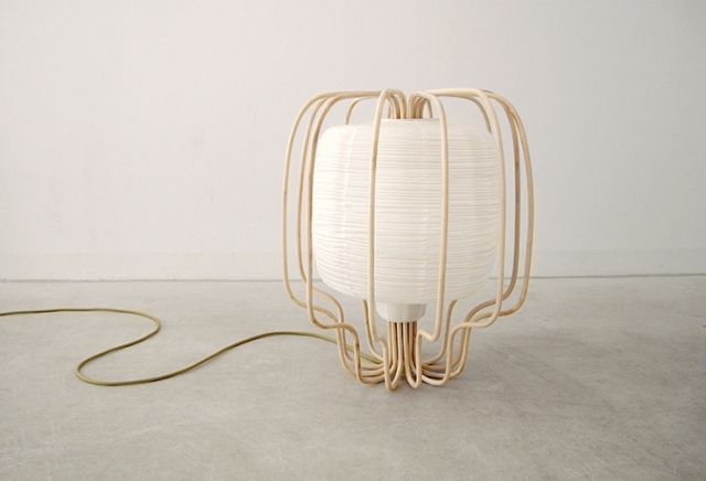 podlahové svetlo-ratanové-svetlo-farebné-papierové-tienidlo-vo vnútri