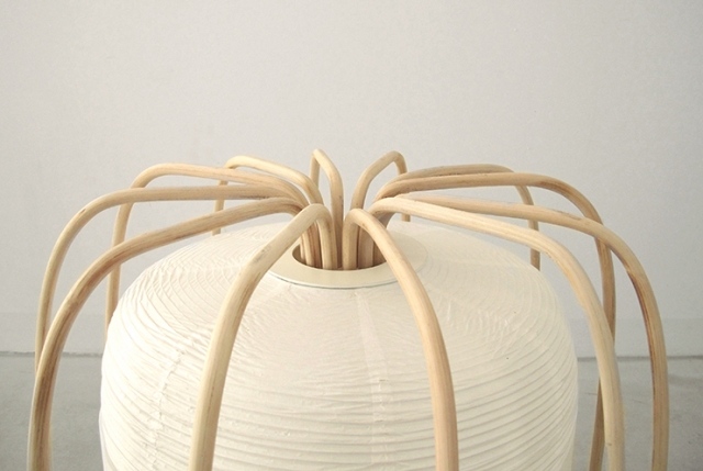 dizajnová-podlahová lampa-ratanový-vonkajší-kryt-papierový tienidlo