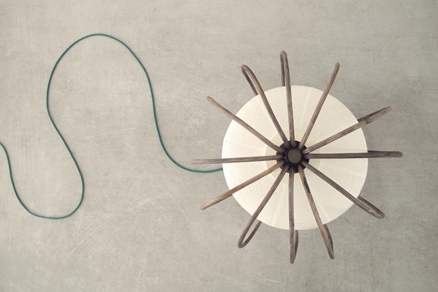 dizajnér-podlahová lampa-ratan-konštrukcia-vonku