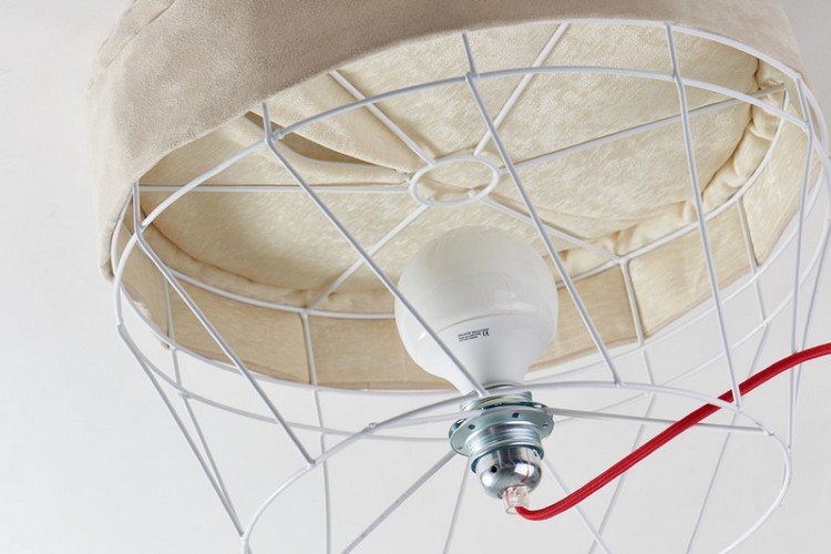 dizajnér-nábytok-majiteľ-mačky-kov-svetlá-taburetka-mačka