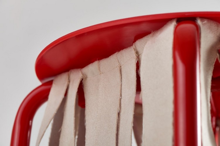 dizajnér-nábytok-mačka-majiteľ-taburetka-kov-červeno-lakovaný