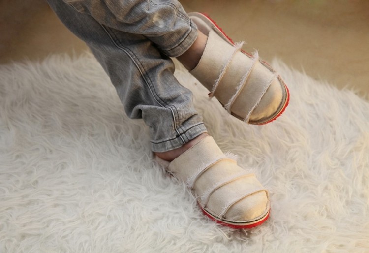 dizajnér-doplnky-koža-papuča-červená-podrážka