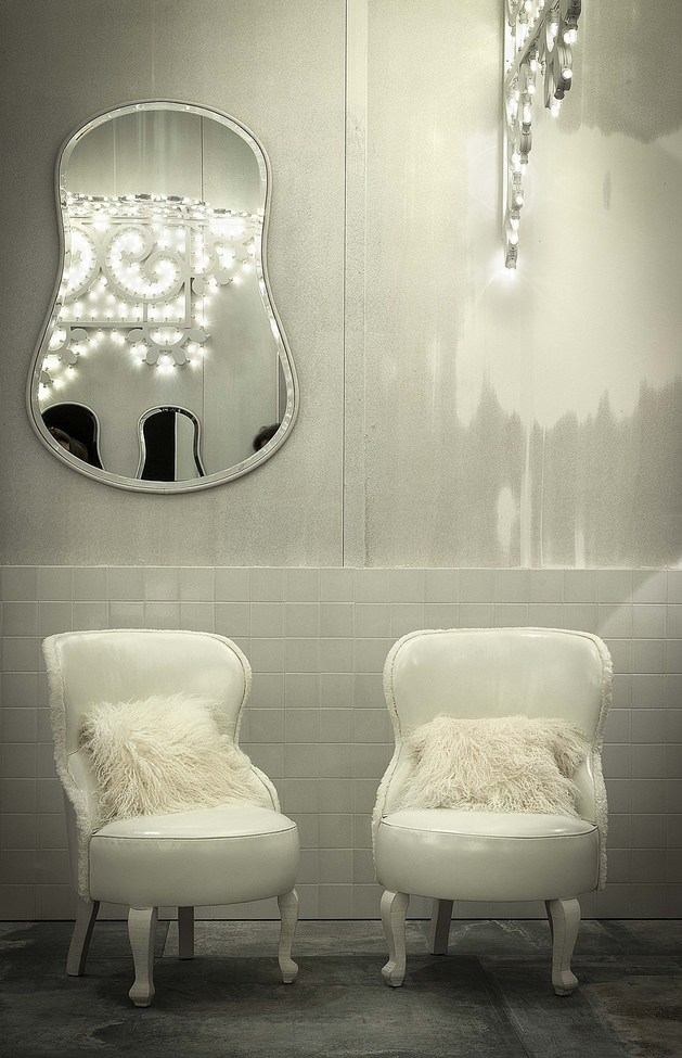 nábytok biele baxter čalúnené kreslo kožušinové vankúše nástenné zrkadlo dizajnový nábytok biele baxter čalúnené kreslo kožušinové vankúše nástenné zrkadlo