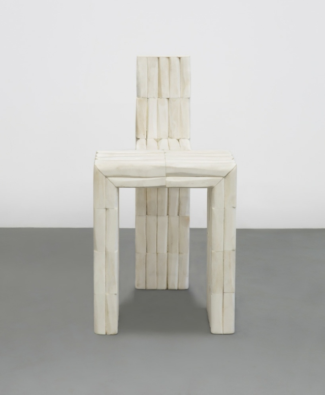 Parížsky architektonický vzhľad operadla jednotlivých detailov biele