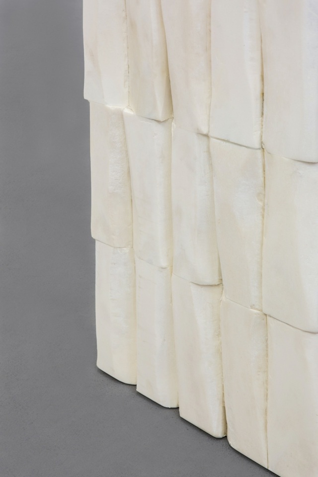 Dizajn nábytku biela kamenná stolička pôvodná konštrukcia masívna