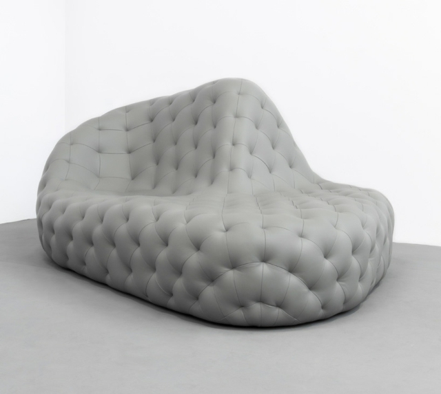 Nábytkové kreslo s dvoma operadlami v kamennom vzhľade