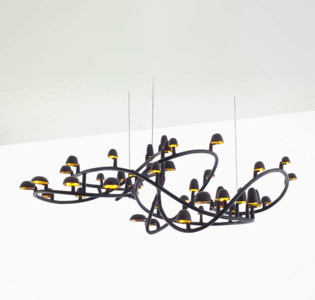 moderný dizajn napodobňujúci let vtákov vyrobený z kovu