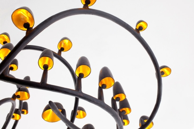 Kovové nápady originálneho tvaru konštrukcie čierne zlaté