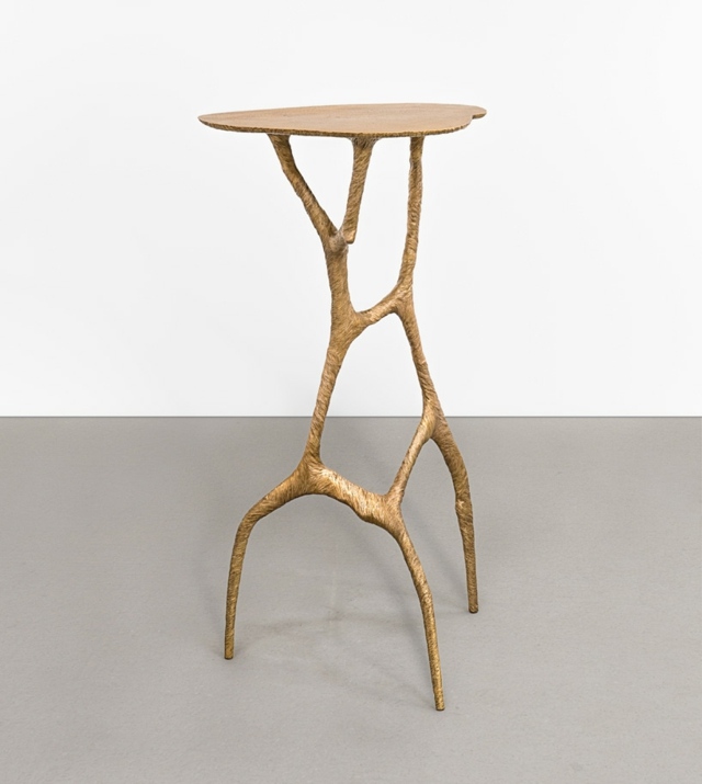 zlaté vetvy stromov vyzerajú vysoko na pohovke, moderné umelecké diela