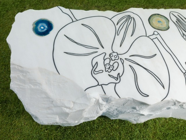 Výstava moderného konceptu nábytku v tvare ľadovca v Paríži