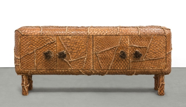 Výstava dizajnérov v koženej skrini oblečená v parížskej galérii