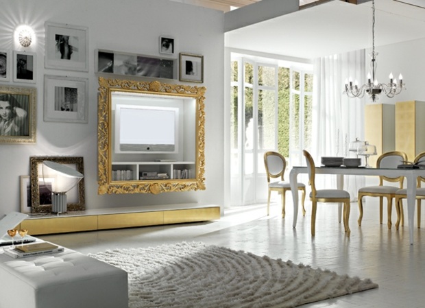 Jedálenský kút s kobercovými stoličkami je osadený fotografickou stenou z krištáľového lustra