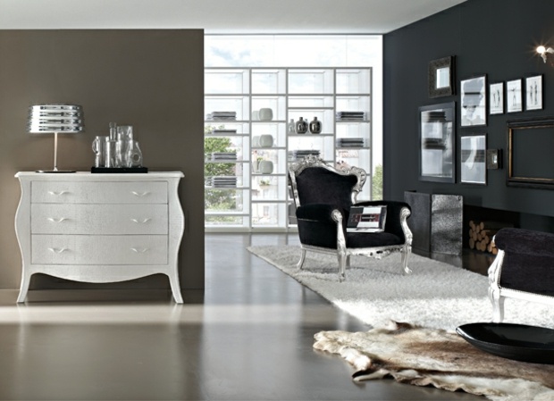 biela skriňa huňatý koberec kreslo v kráľovskom štýle