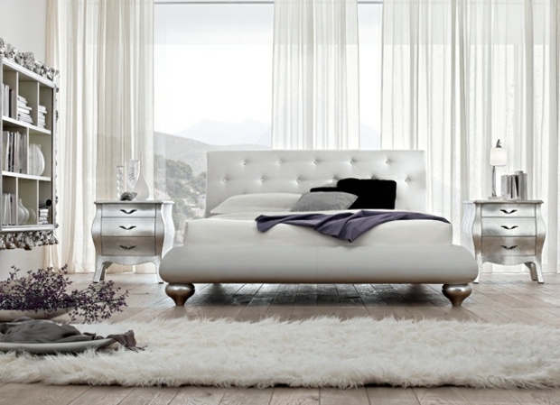 strieborná sada knižiek na stenu na koberci Shaggy