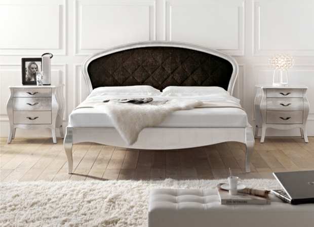 Čelo postele Posteľ Chlpatý koberec nočný stolík laminátová podlaha