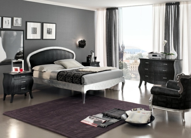 Koberec sivá stena strieborný drevený rám tmavofialový koberec