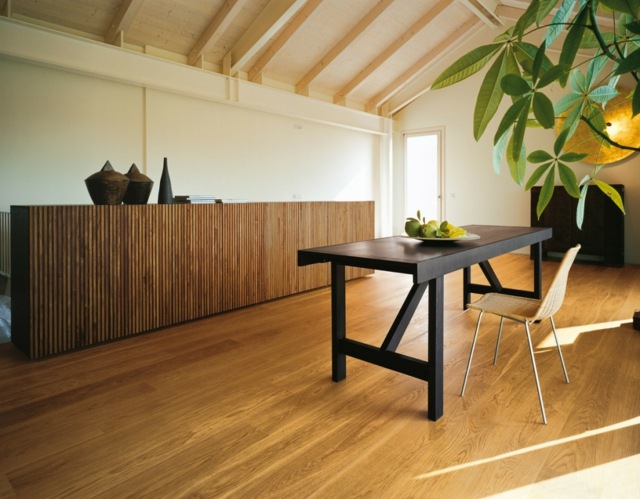 Dizajnová komoda s úložným priestorom riad zariadená jedálňou