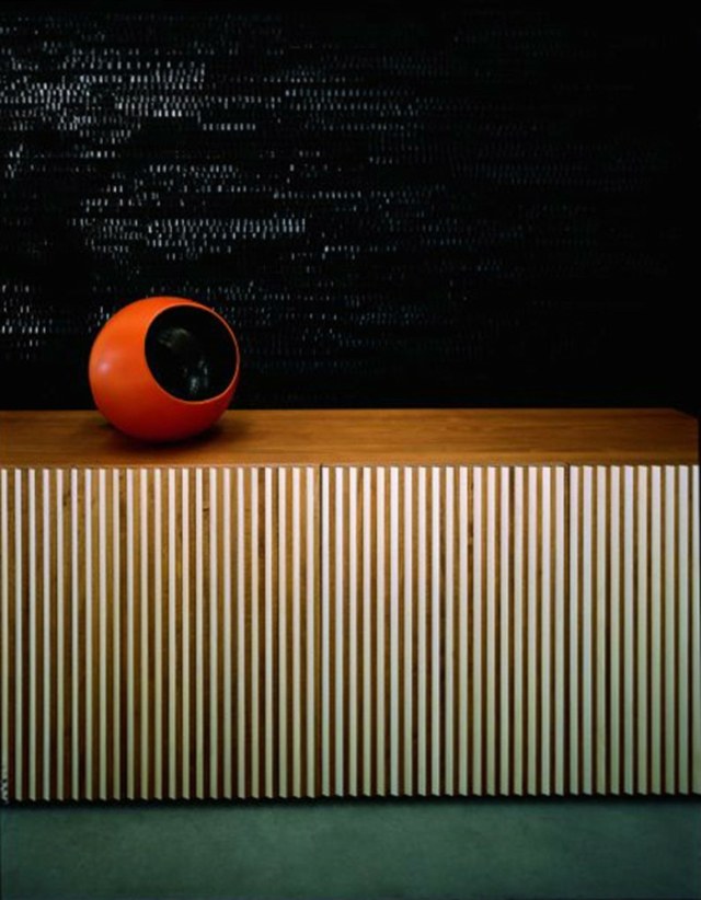 Ohrievacia komoda z dreva moderného minimalistického prírodného vzhľadu