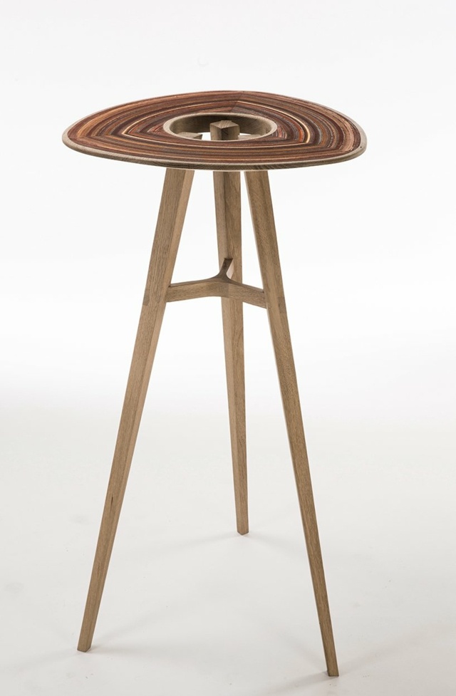 Drevený originálny tvar s tromi nohami