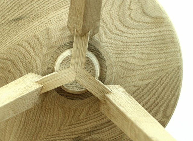 trojnohá dizajnérska stolička, moderná a puristická